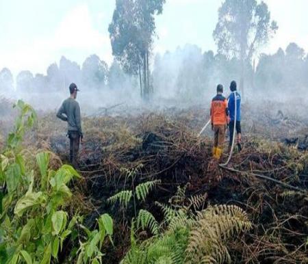 Tim gabungan masih melakukan pemadaman dan pendinginan di lokasi karhutla Tanjung Penyembal Dumai. (Foto: Tribun Pekanbaru)